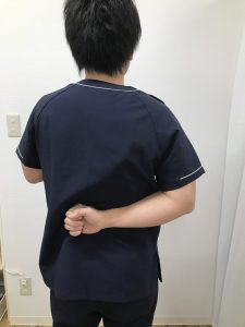 瑞穂市スタッフブログ首のストレッチの様子