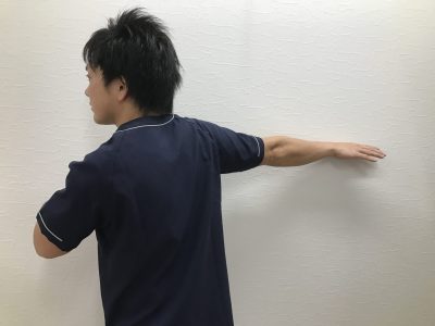 瑞穂市スタッフブログ胸のストレッチの様子